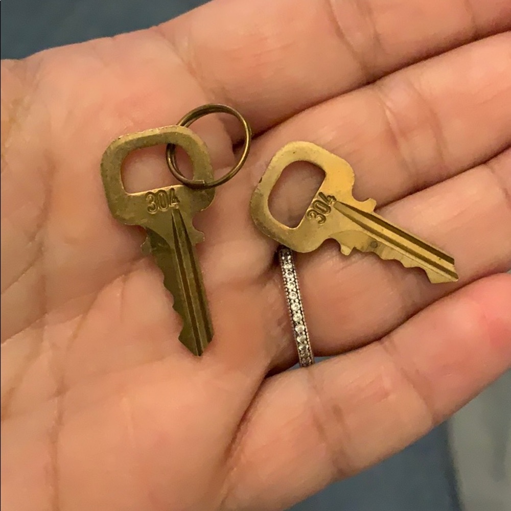 Authentic Louis Vuitton key 304 - Picture 2 of 3